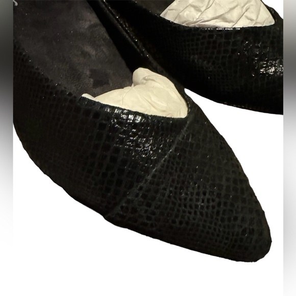 🖤 NWOB! Vionic Snakeskin Pointed Flats - Picture 3 of 5